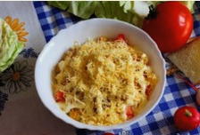 Салат с курицей, сыром, помидорами и кукурузой Салат с курицей, сыром, помидорами и кукурузой