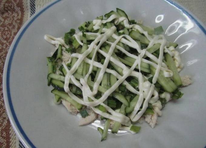 Салат с курицей, сыром, помидорами и огурцом Салат с курицей, сыром, помидорами и огурцом