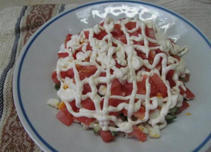 Салат с курицей, сыром, помидорами и огурцом Салат с курицей, сыром, помидорами и огурцом