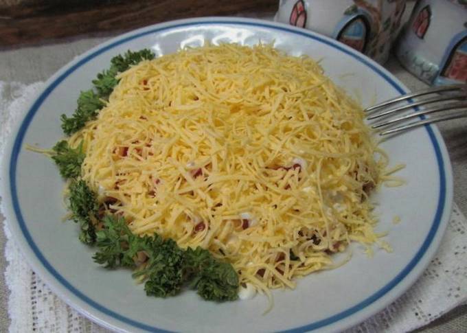 Салат с курицей, сыром, помидорами и огурцом Салат с курицей, сыром, помидорами и огурцом