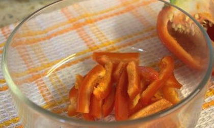 Салат с курицей, корейской морковью, перцем и луком
