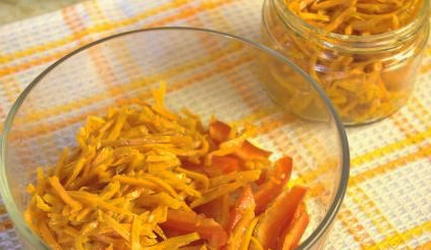Салат с курицей, корейской морковью, перцем и луком