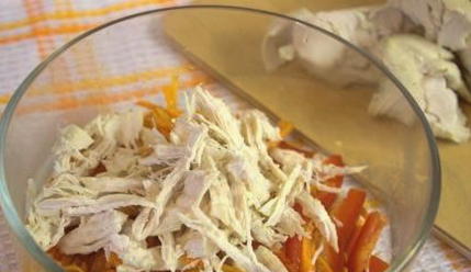 Салат с курицей, корейской морковью, перцем и луком