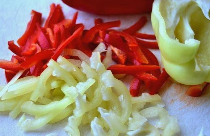 Салат с курицей, корейской морковью, перцем и помидорами Салат с курицей, корейской морковью, перцем и помидорами