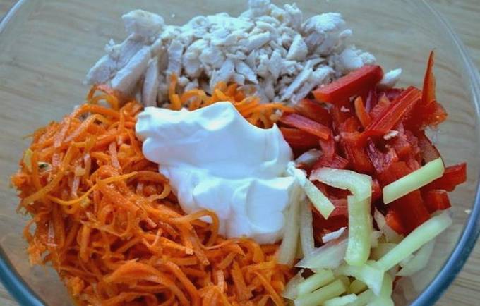 Салат с курицей, корейской морковью, перцем и помидорами Салат с курицей, корейской морковью, перцем и помидорами