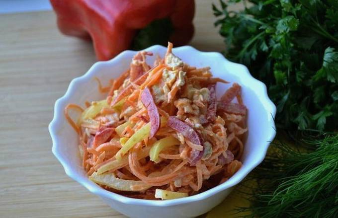 Салат с курицей, корейской морковью, перцем и помидорами Салат с курицей, корейской морковью, перцем и помидорами
