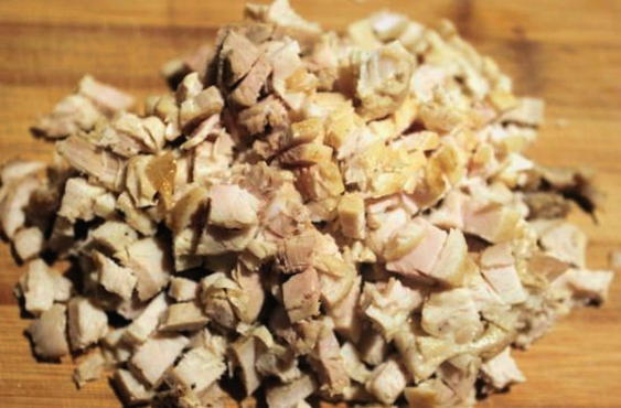 Салат с курицей, морковью, черносливом и грецким орехом