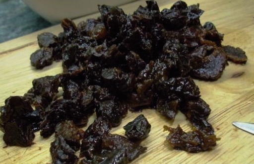 Салат с курицей, морковью, черносливом и грецким орехом