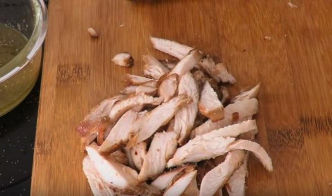 Салат с курицей, огурцом, помидорами и сухариками