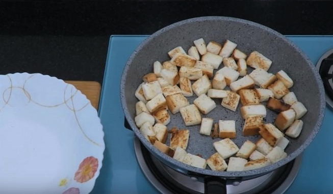 Салат с курицей, огурцом, помидорами и сухариками
