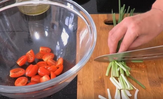 Салат с курицей, огурцом, помидорами и сухариками