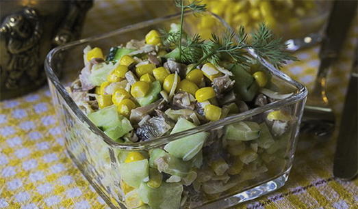 Салат с копченой курицей, кукурузой, огурцом и сыром