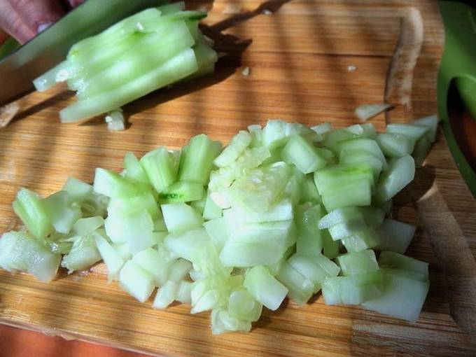 Салат с копченой курицей, фасолью, огурцом и морковью