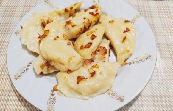 Вареники с картошкой, жареным луком и салом