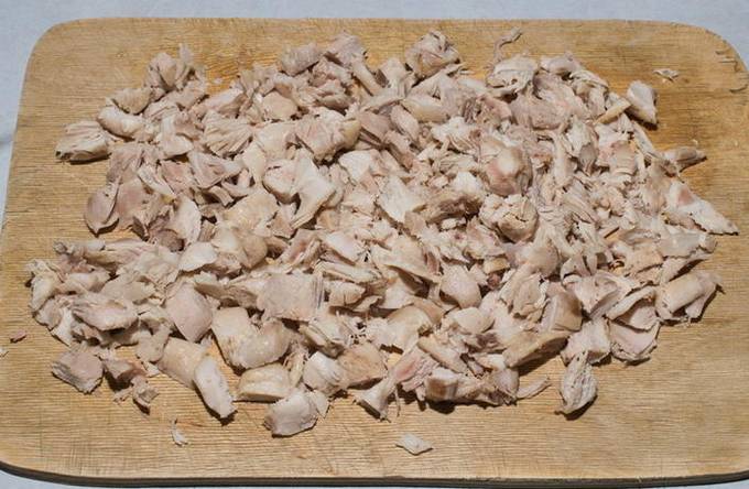 Салат с копченой курицей, черносливом сыром