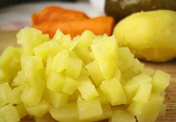 Салат с копченой курицей, черносливом сыром