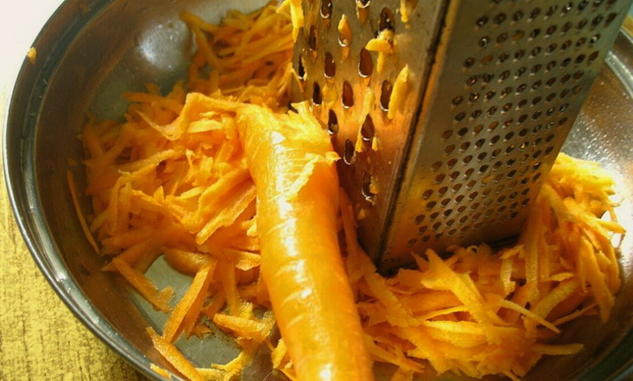 Салат с копченой курицей, черносливом сыром