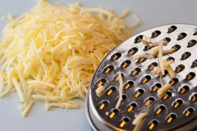 Салат с копченой курицей, черносливом сыром