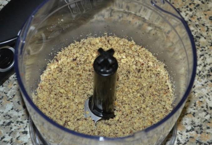 Салат с копченой курицей, черносливом сыром