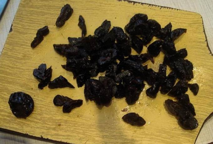 Салат с копченой курицей, черносливом сыром