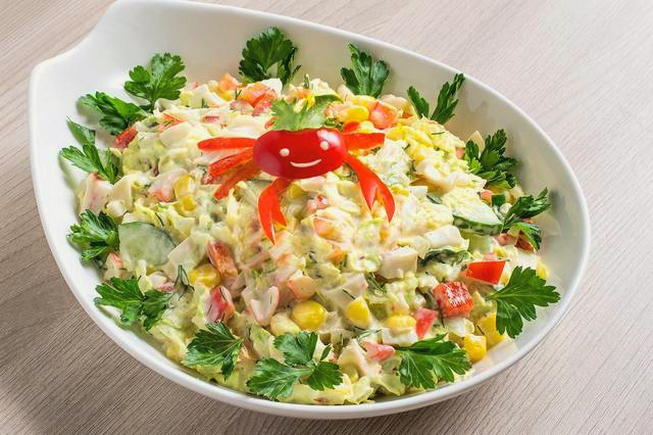 Крабовый салат с кукурузой, капустой и перцем