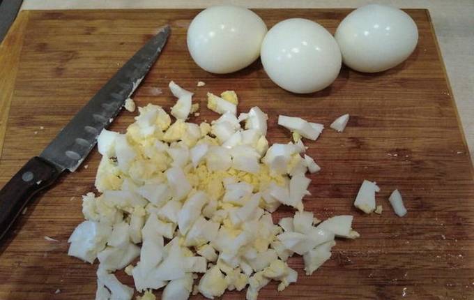 Салат с крабовыми палочками, кукурузой, огурцом и сухариками