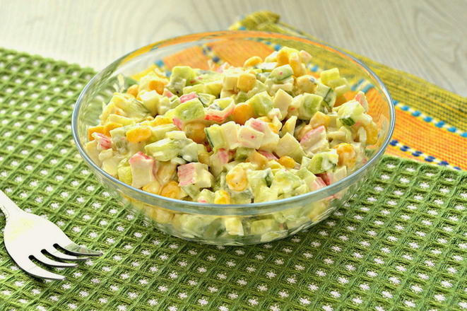 Салат с крабовыми палочками, кукурузой, огурцом и сухариками