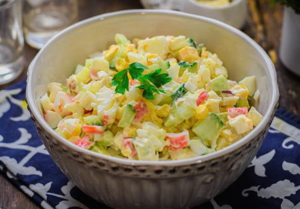 Крабовый салат с кукурузой, огурцом и сыром