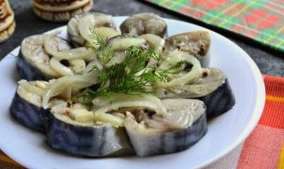 Соленая скумбрия с уксусом и луком в домашних условиях