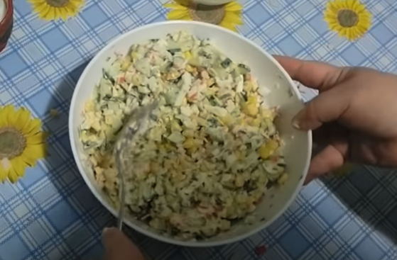 Салат с крабовыми палочками, огурцом, плавленым сыром и яйцом