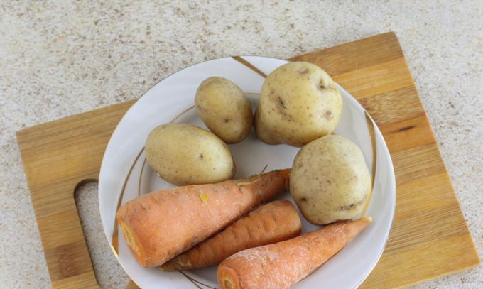 Салат с крабовыми палочками, огурцом, яйцом и зеленым горошком