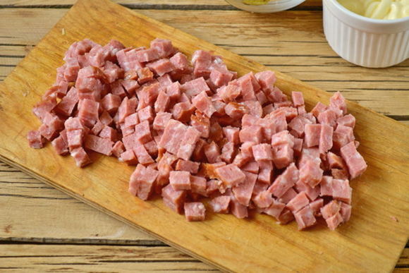 Крабовый салат с кукурузой, колбасой и сухариками Крабовый салат с кукурузой, колбасой и сухариками