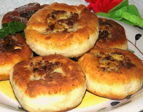 Открытые беляши с мясом на сковороде