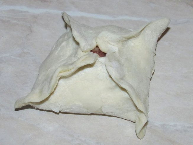 Конвертики из слоеного теста с мясом Конвертики из слоеного теста с мясом