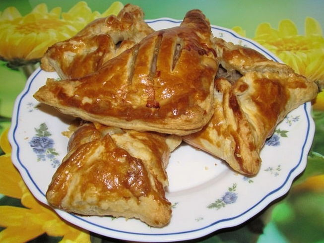 Конвертики из слоеного теста с мясом Конвертики из слоеного теста с мясом