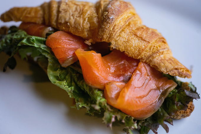 Круассаны с красной рыбой и творожным сыром
