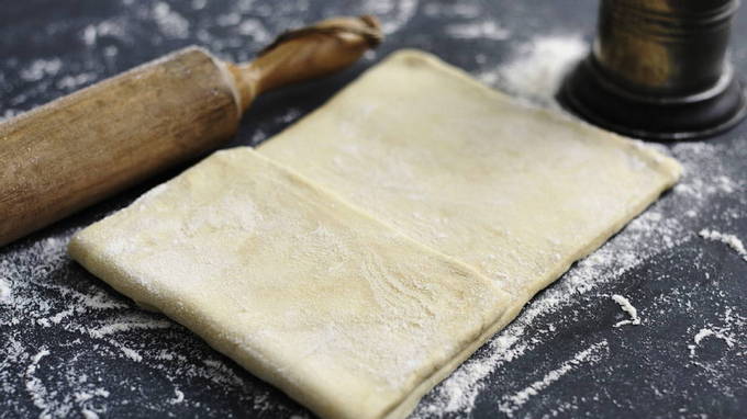Круассаны с вареной сгущенкой из слоеного теста Круассаны с вареной сгущенкой из слоеного теста