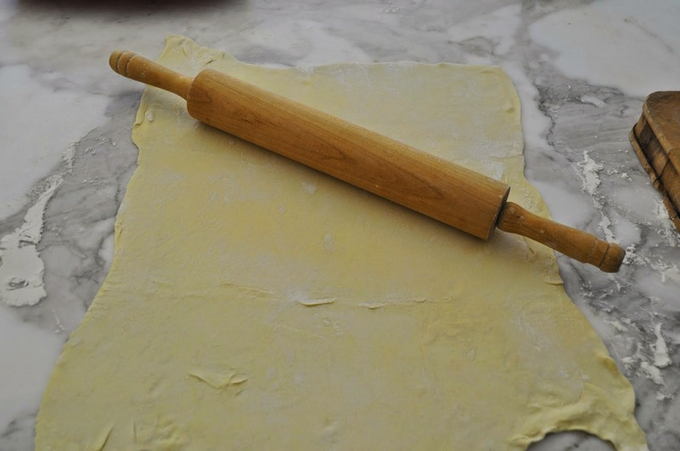 Круассаны из готового слоеного теста со сгущенкой Круассаны из готового слоеного теста со сгущенкой