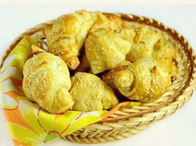 Круассаны с сыром и ветчиной из слоеного теста