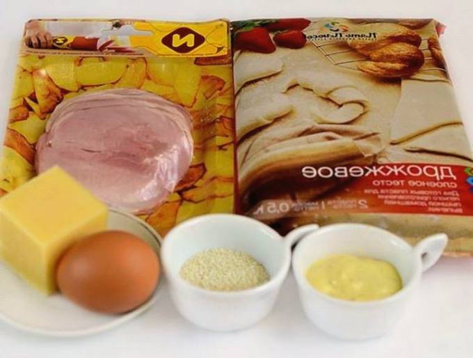 Круассаны с сыром и ветчиной из слоеного теста Круассаны с сыром и ветчиной из слоеного теста