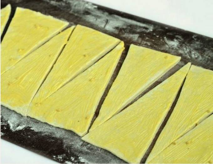 Круассаны с сыром и ветчиной из слоеного теста Круассаны с сыром и ветчиной из слоеного теста