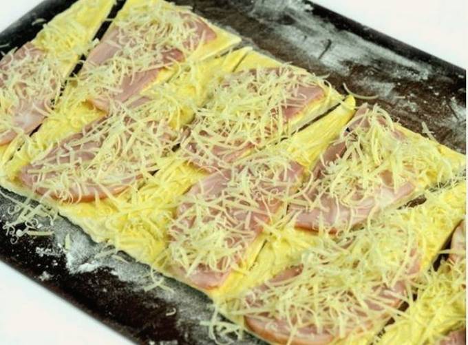Круассаны с сыром и ветчиной из слоеного теста Круассаны с сыром и ветчиной из слоеного теста