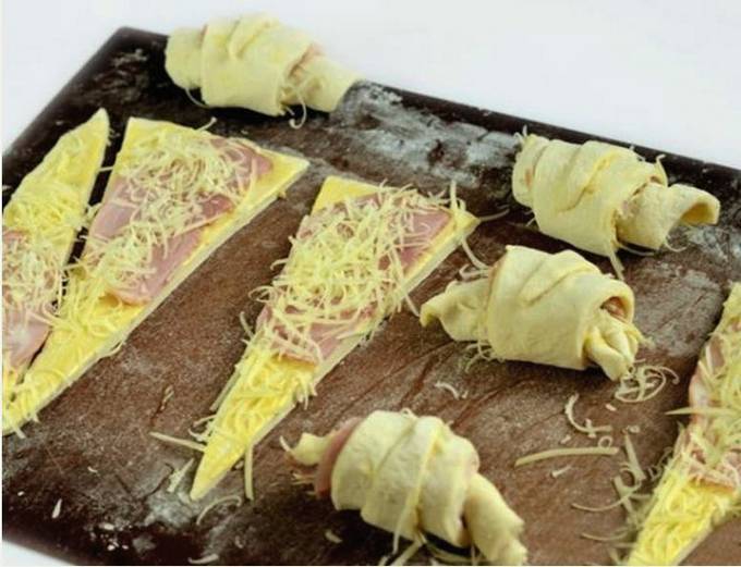 Круассаны с сыром и ветчиной из слоеного теста Круассаны с сыром и ветчиной из слоеного теста