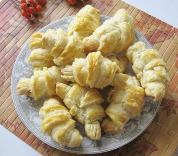Круассаны из слоеного теста с яблоками