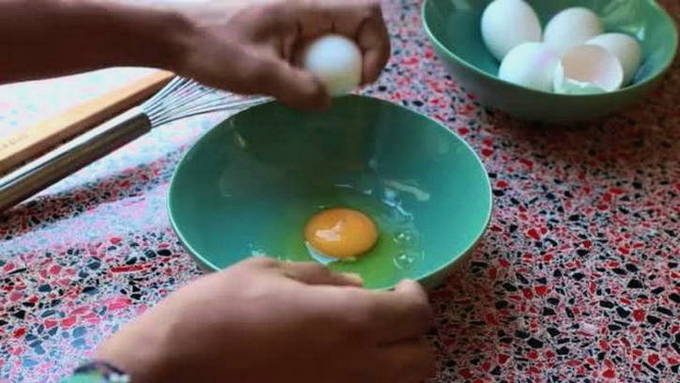 Сладкие гренки из белого хлеба с яйцом и молоком на сковороде