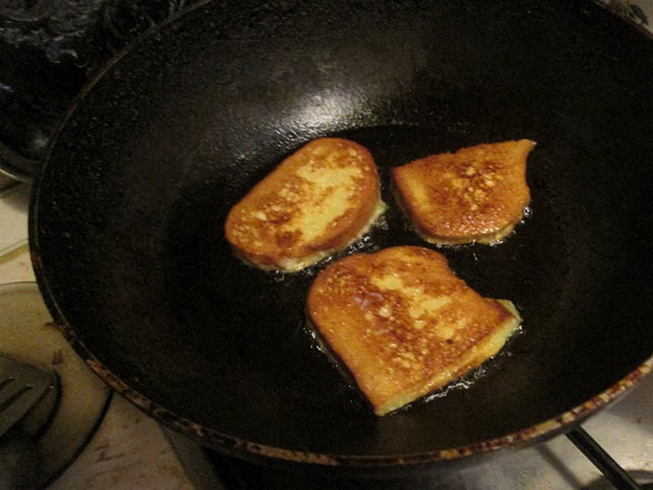 Гренки из белого хлеба с яйцом, молоком и сахаром на сковороде