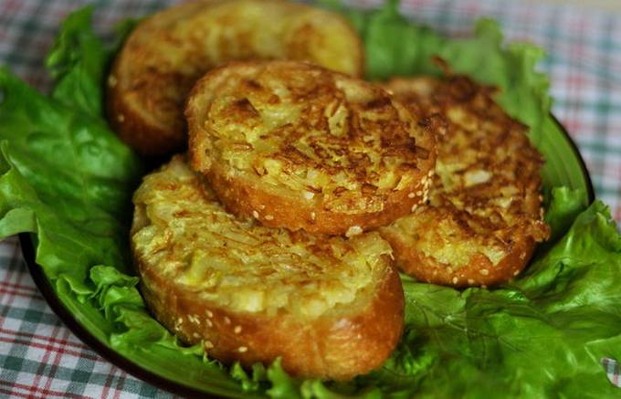 Гренки с луком и яйцом на сковороде