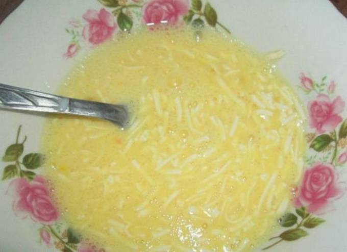 Гренки из белого хлеба с яйцом и сыром на сковороде