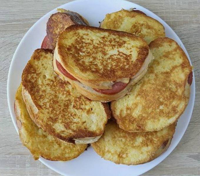 Гренки из батона с яйцом, сыром и колбасой на сковороде