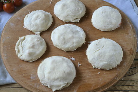 Лепешки с сыром и помидорами на сковороде